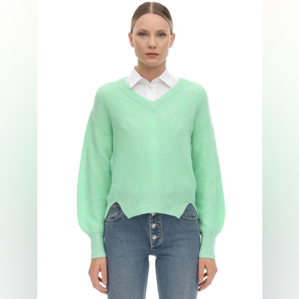 Baum und Pferdgarten Knit V-Neck Sweater